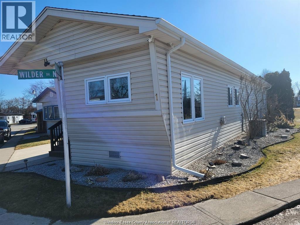 Photo 1 of 20 — 1 WILDER South Unit# MOBILE HOME ONLY, Lakeshore, ON N8N2S9