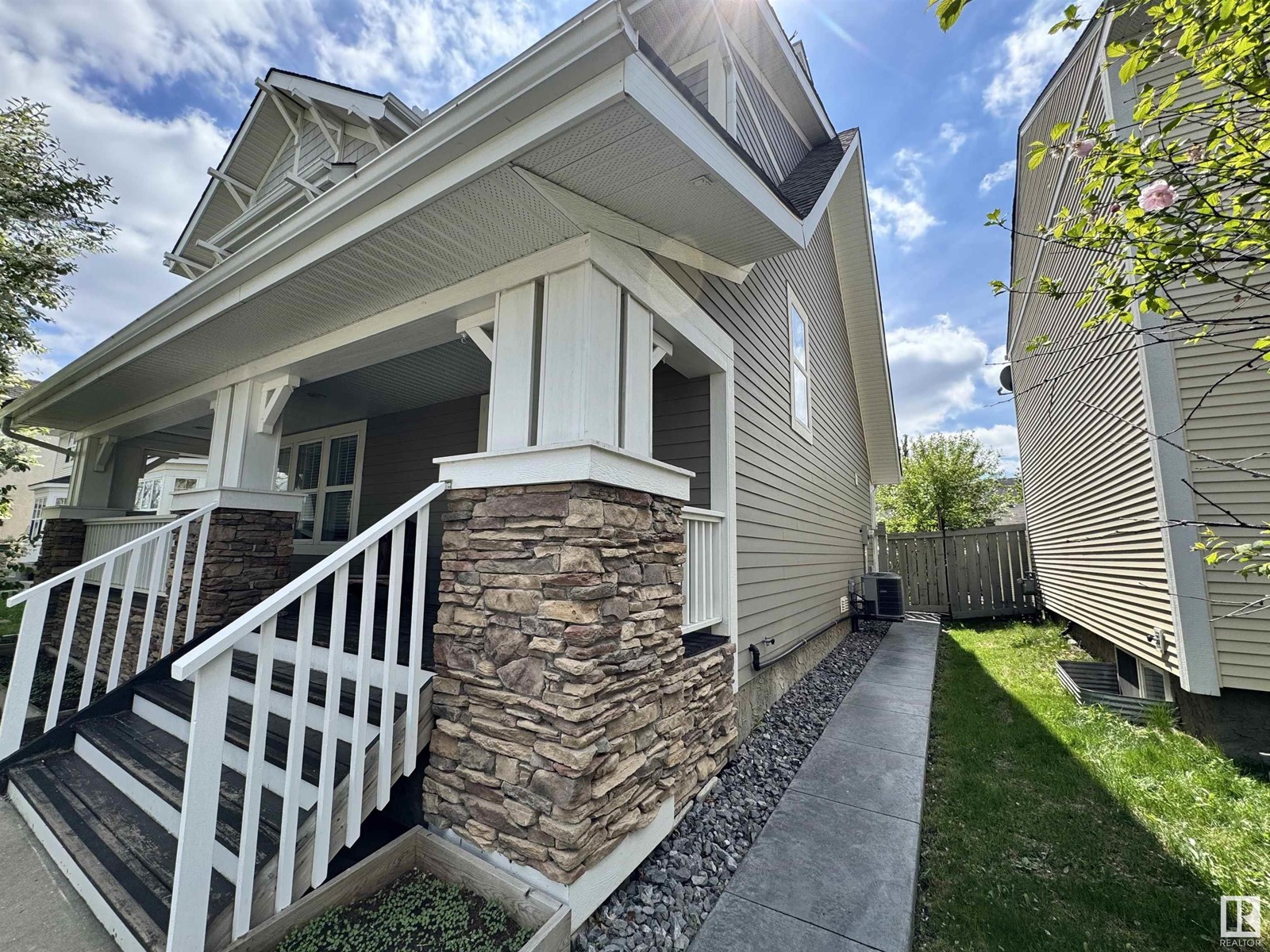 9923 145 AV NW