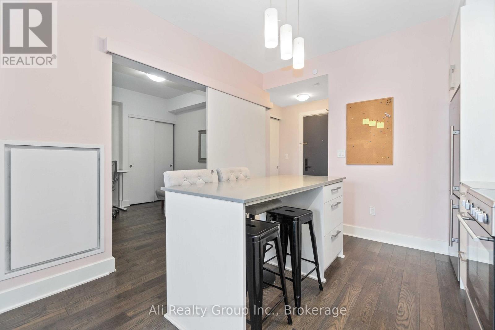 410 - 255 BAY STREET