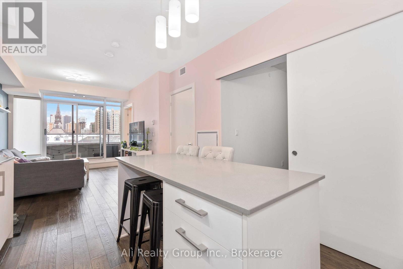 410 - 255 BAY STREET