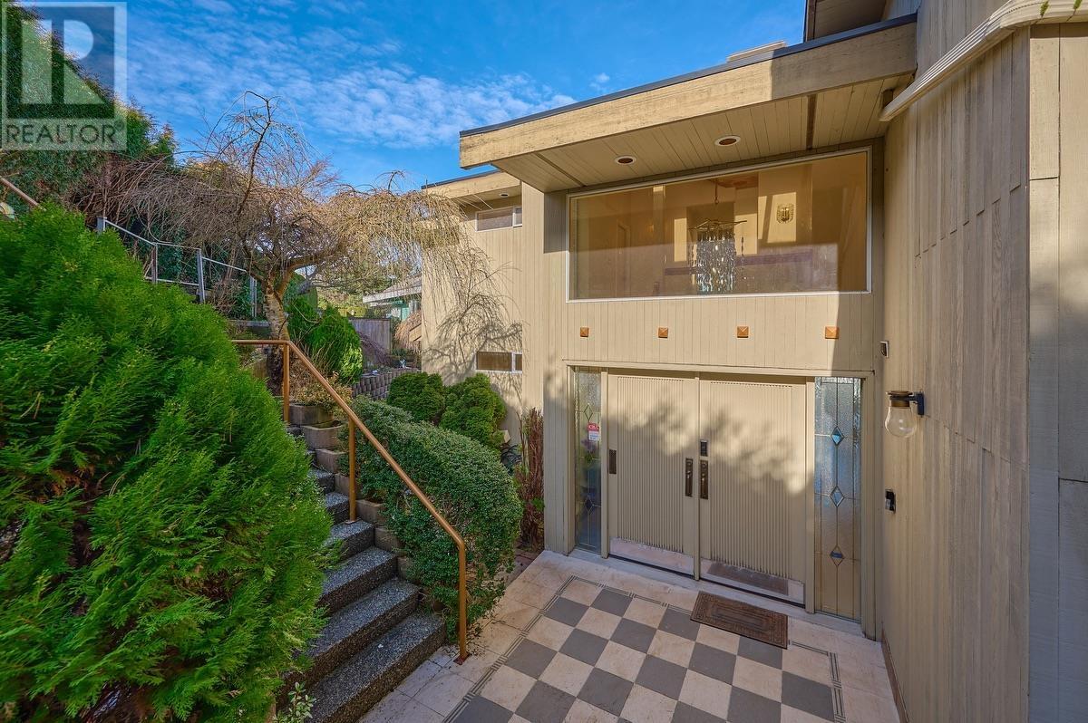 4628 PUGET DRIVE