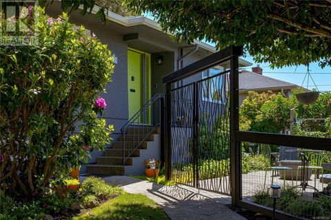 3199 Service St Saanich BC V8P4M6