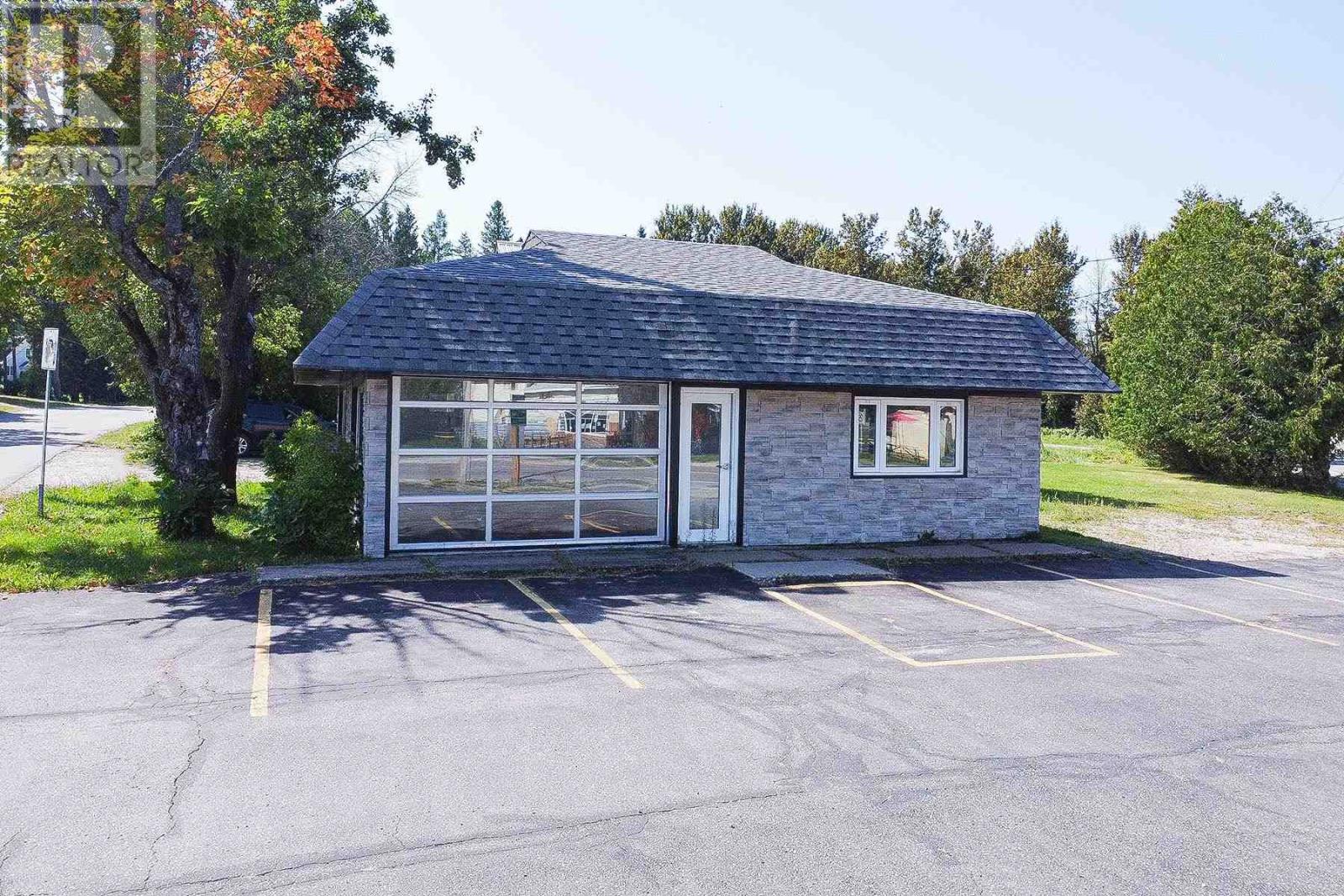 Photo 1 of 11 — 1202 Gore ST, Sault Ste. Marie, ON P0R1J0