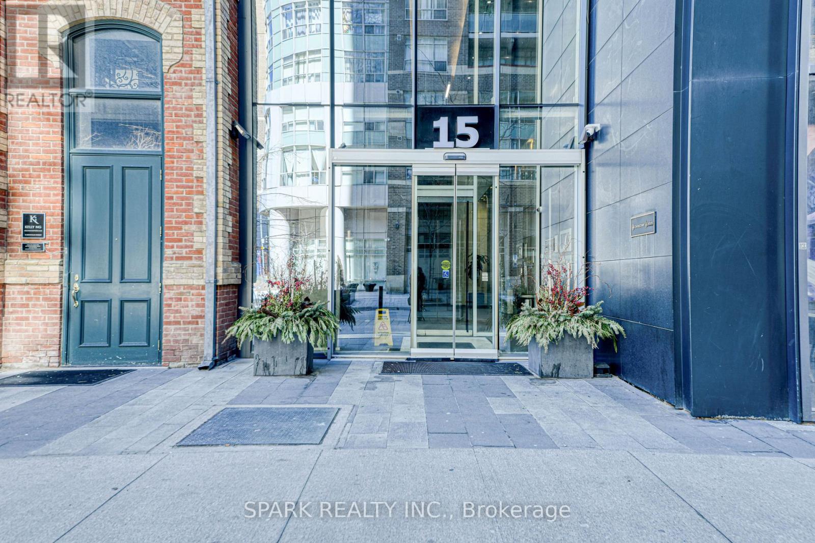 2405 - 15 GRENVILLE STREET