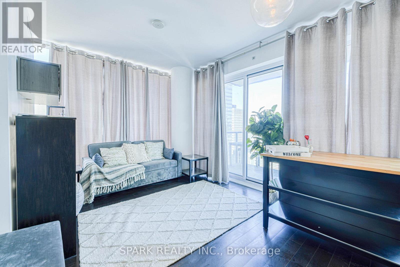 2405 - 15 GRENVILLE STREET