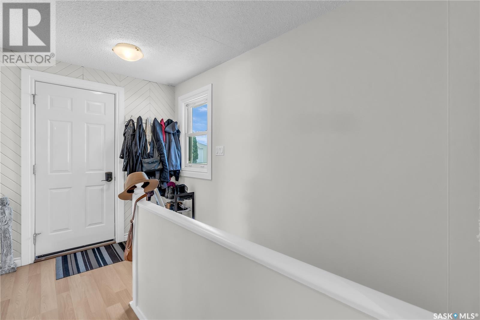 211 6th AVENUE W