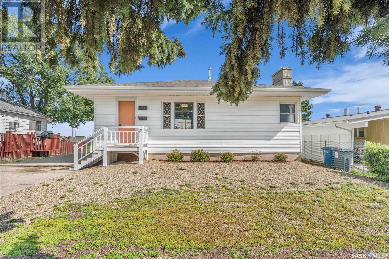 211 6th AVENUE W