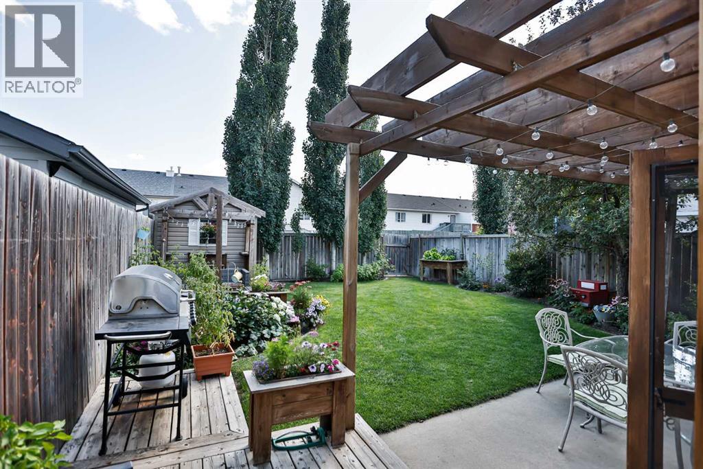 16 Blackfoot Court W