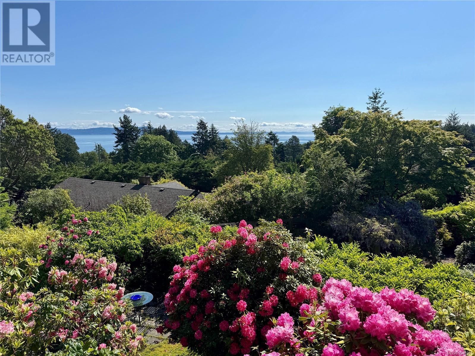 2320 Arbutus Rd