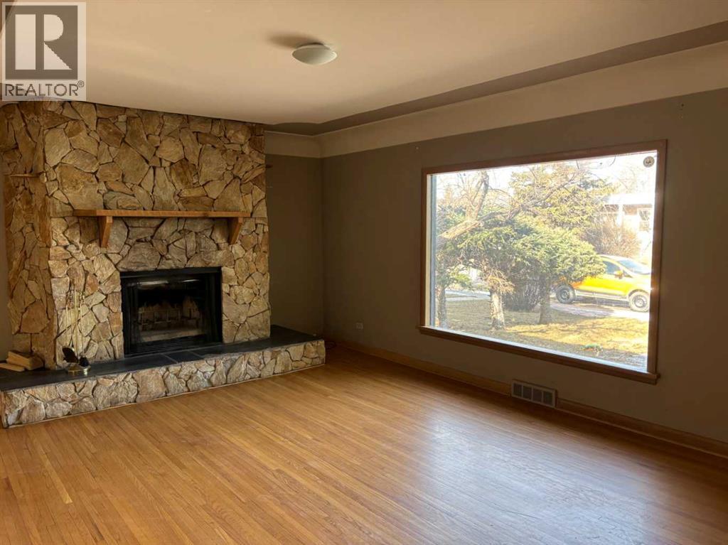 2111 Halifax Crescent NW