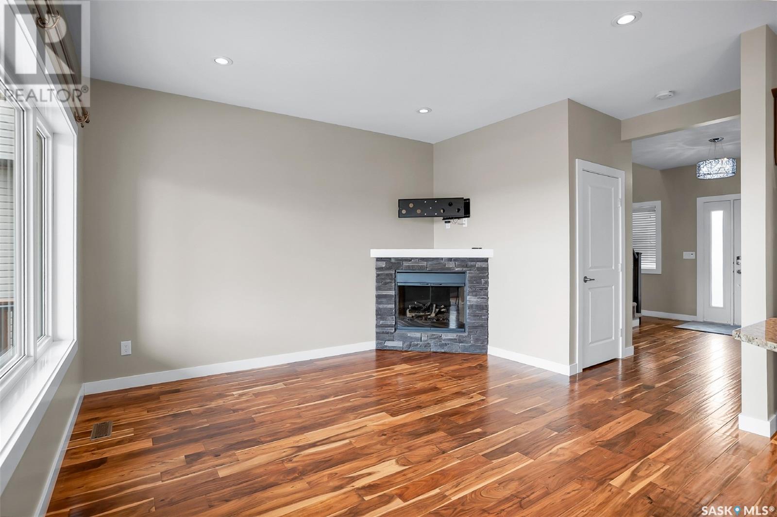 429 Redwood CRESCENT