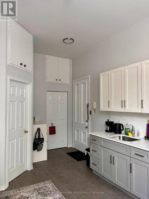 2 - 232 COOPER STREET Ottawa ON K2P0G4