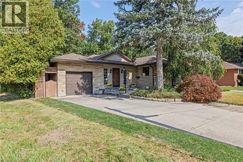40 BERTRAM Drive Dundas ON L9H4T3