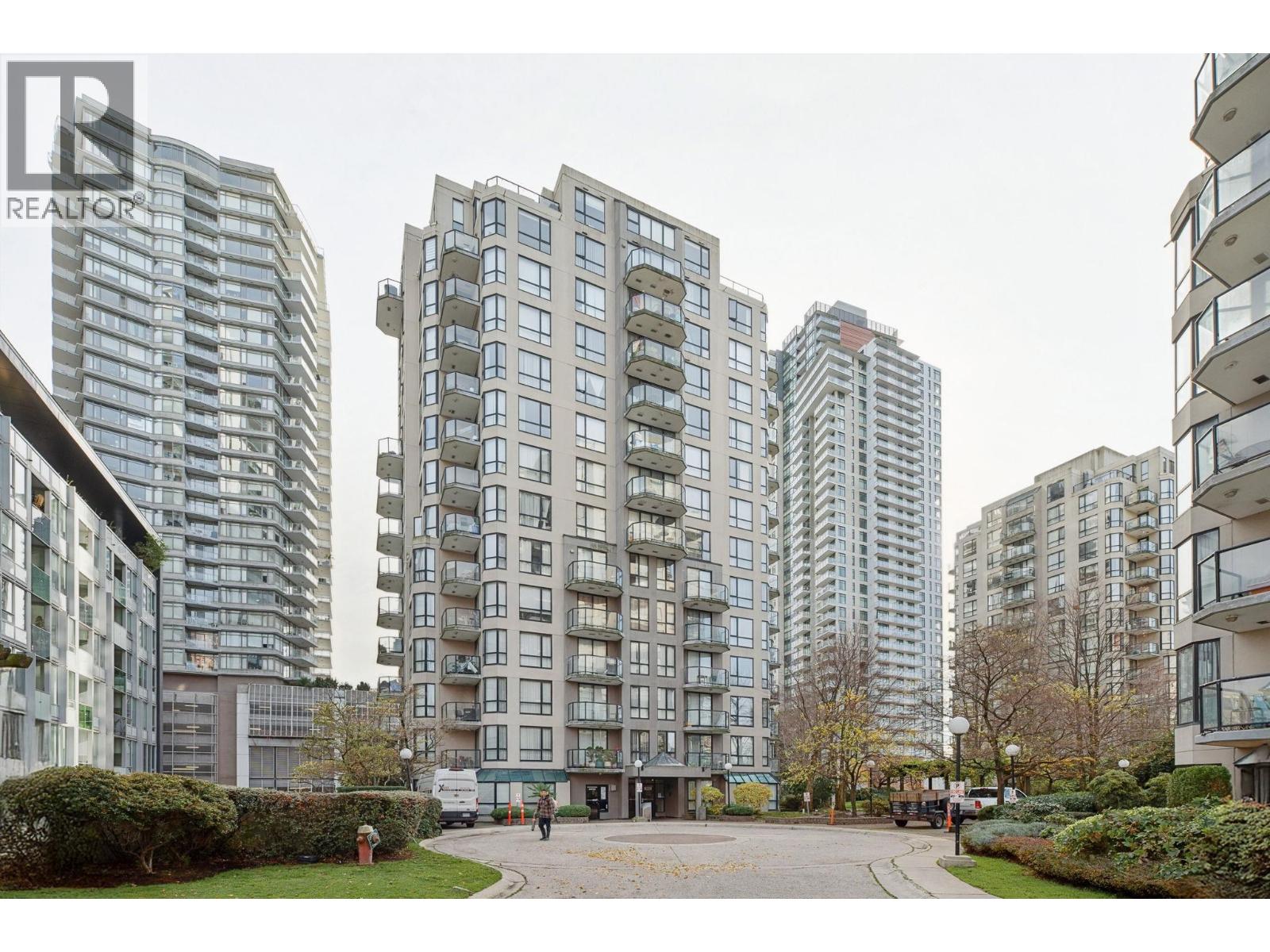 1402 828 AGNES STREET