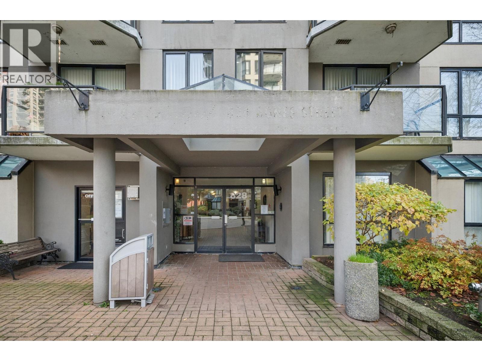 1402 828 AGNES STREET