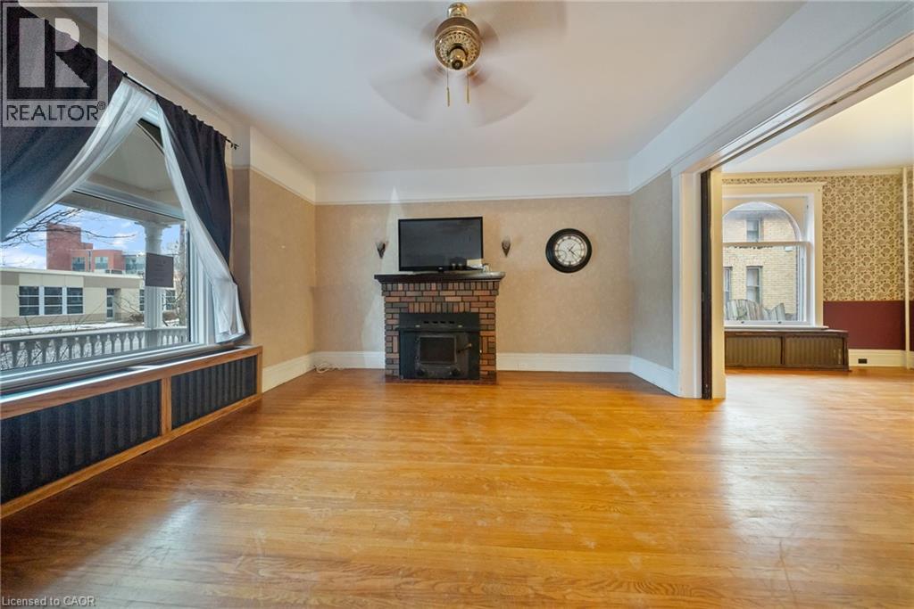 41 WELLINGTON Street S