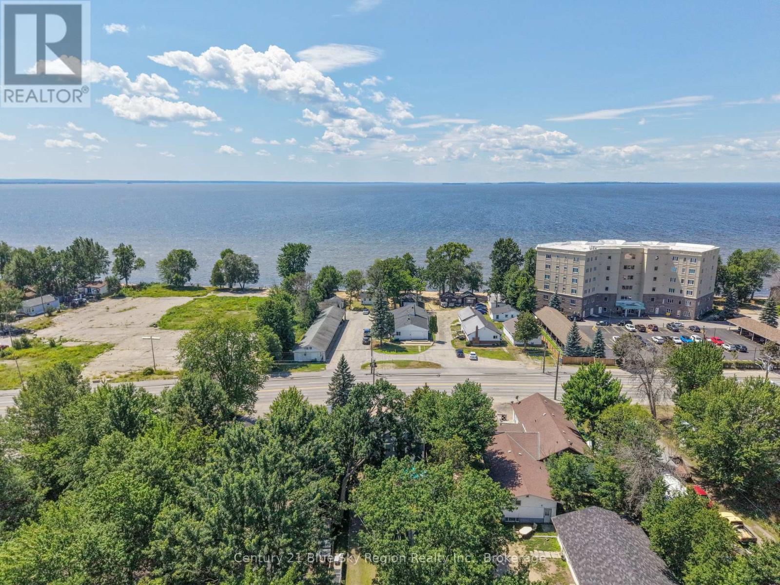 554 LAKESHORE DRIVE