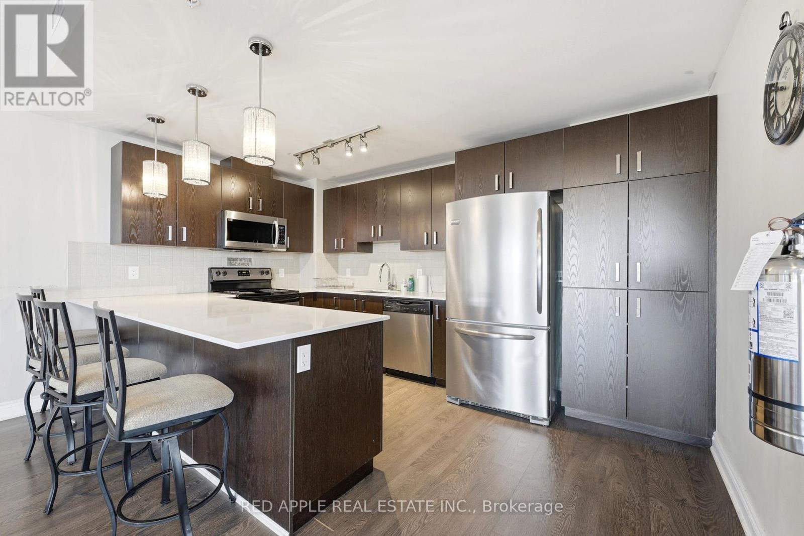 Photo 1 of 17 — 719 - 11611 YONGE STREET N Unit 719, Richmond Hill (Jefferson), ON L4E3N8