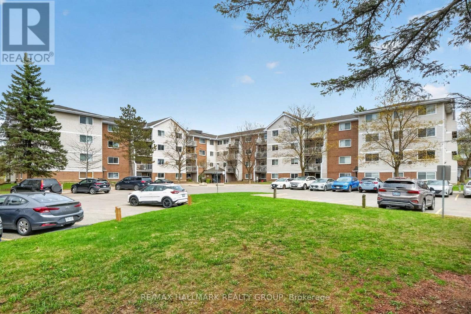 Photo 1 of 30 — 102 - 280 BRITTANY DRIVE Unit 102, Ottawa, ON K1K4M4