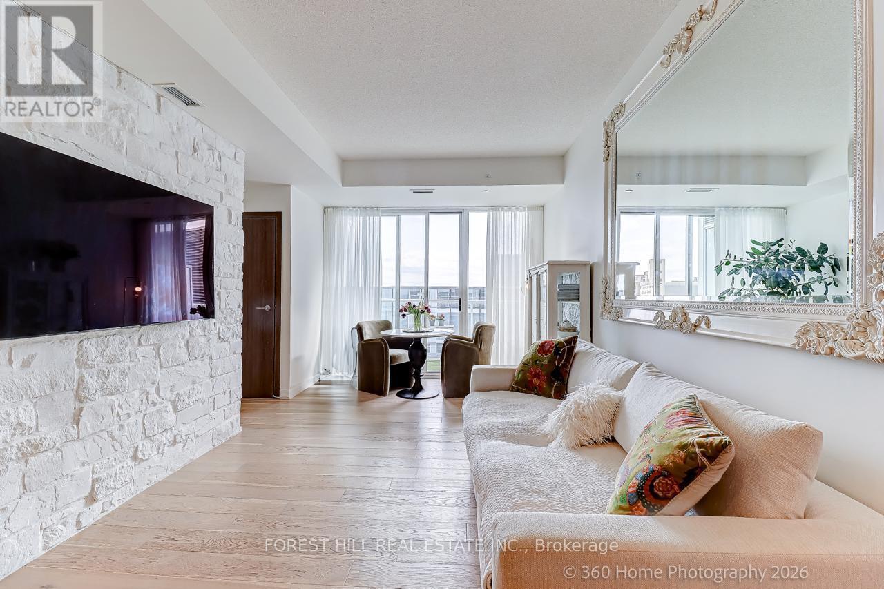 1215 - 17 BATHURST STREET