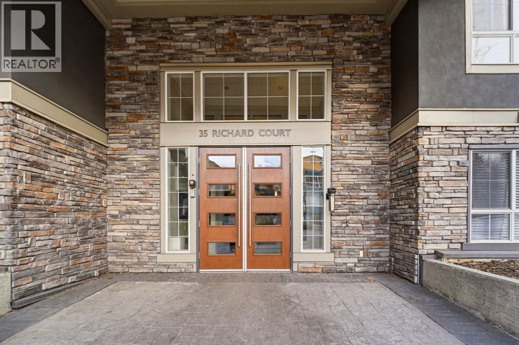 426, 35 Richard Court SW