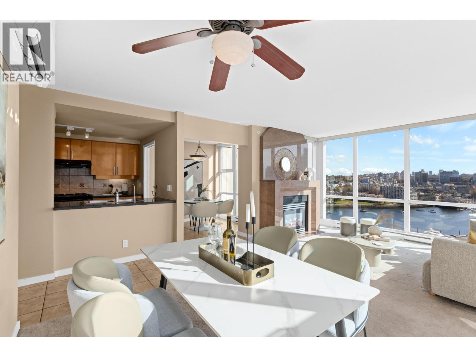 1703 1077 MARINASIDE CRESCENT