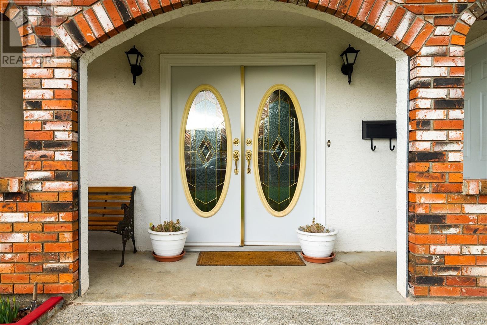 1744 Triest Cres