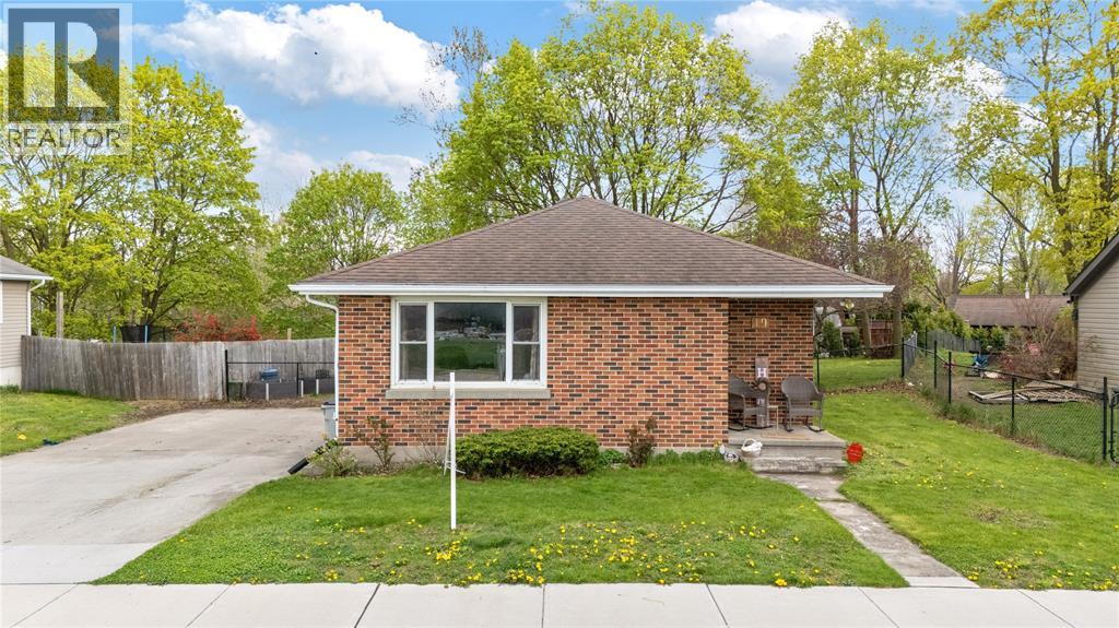 Photo 1 of 34 — 19 BROADWAY STREET, Lambton Shores, ON N0N1J0