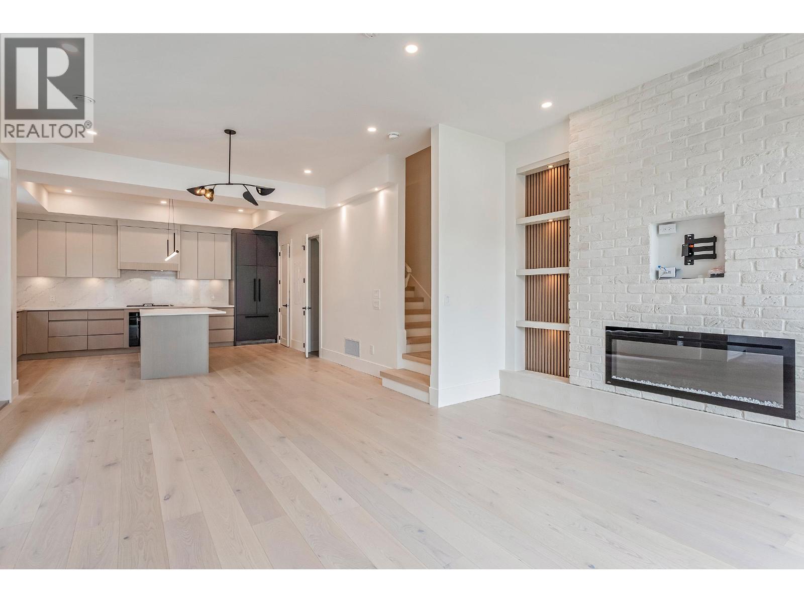 102 1038 DELESTRE AVENUE