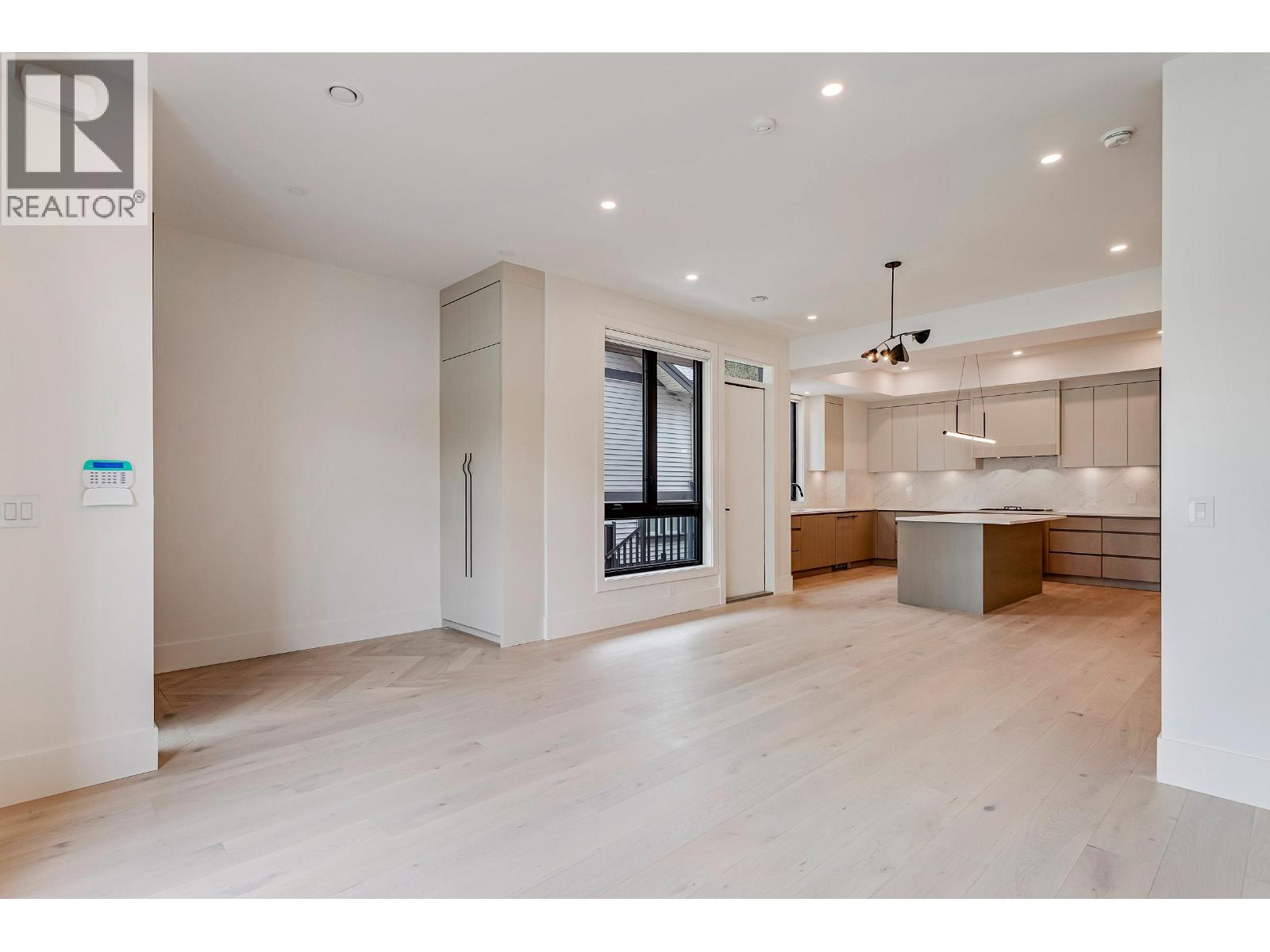 102 1038 DELESTRE AVENUE