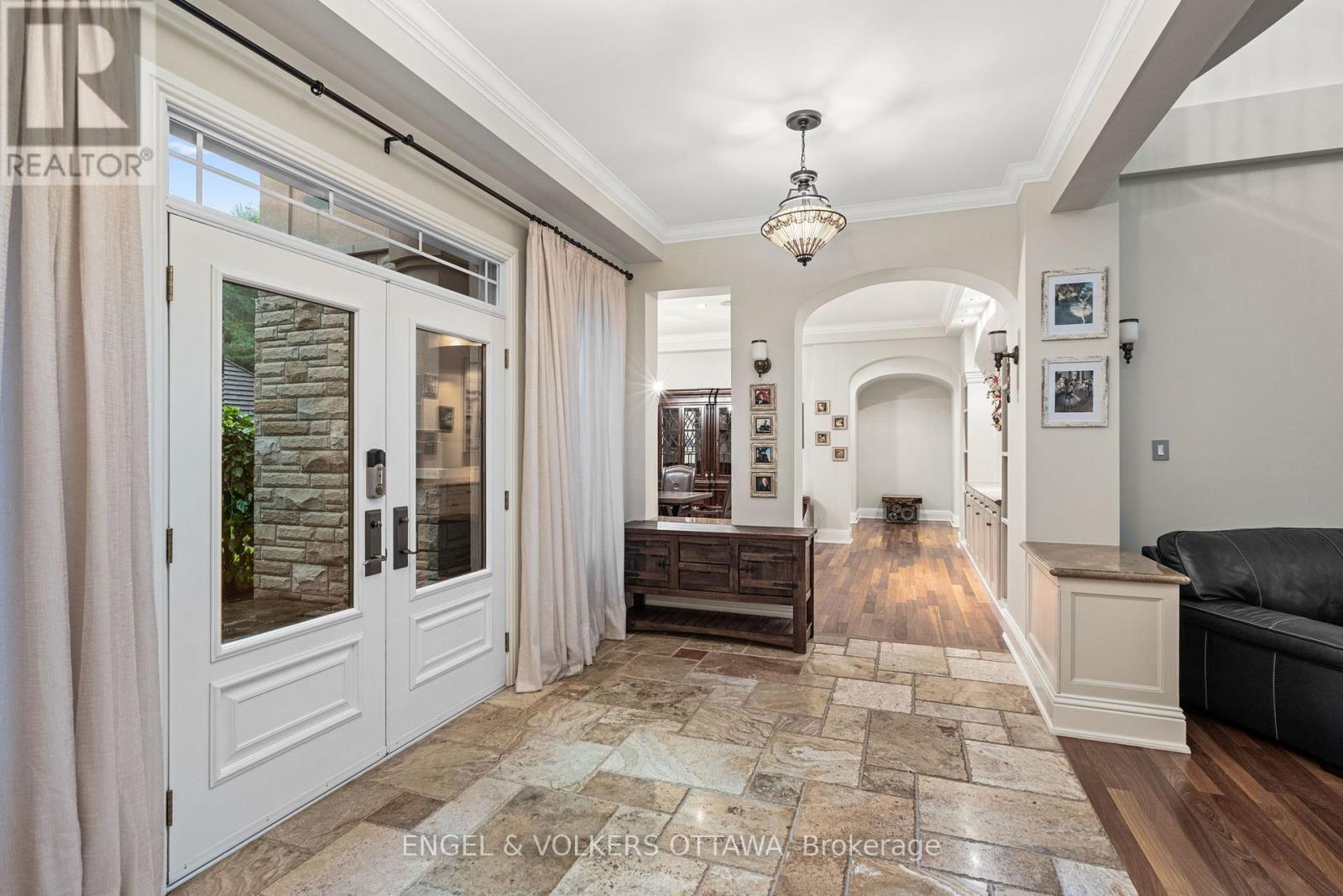 5800 QUEENSCOURT CRESCENT