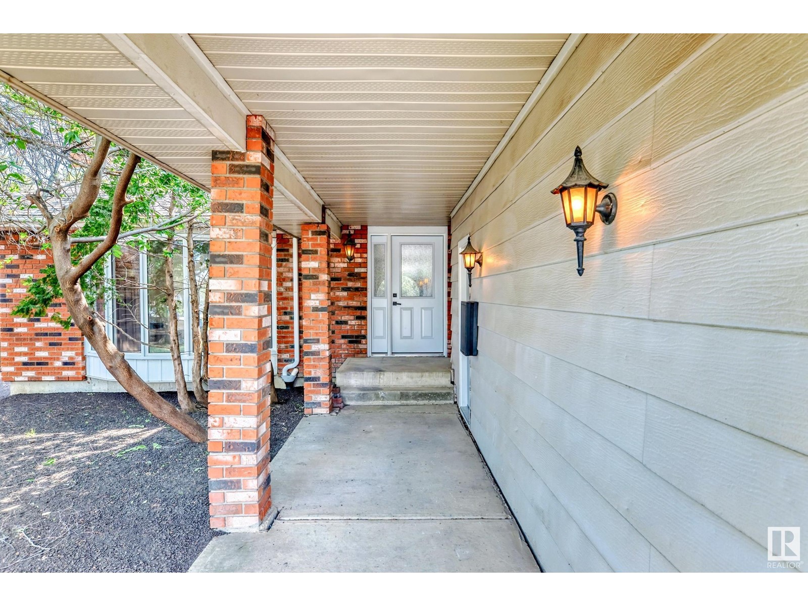 10423 35 AV NW