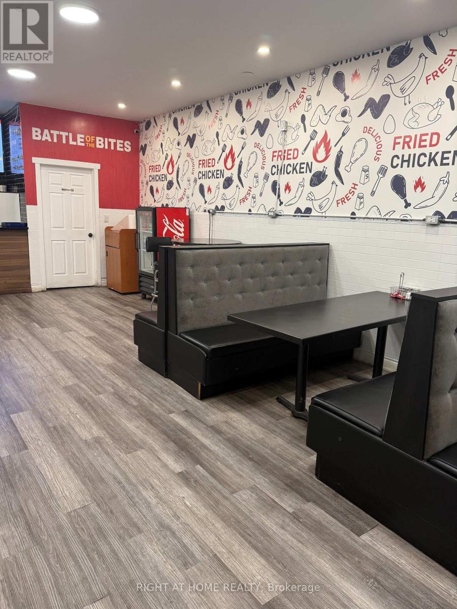 Photo 1 of 3 — 2977 LAKE SHORE BOULEVARD W, Toronto (New Toronto), ON M8V1J8