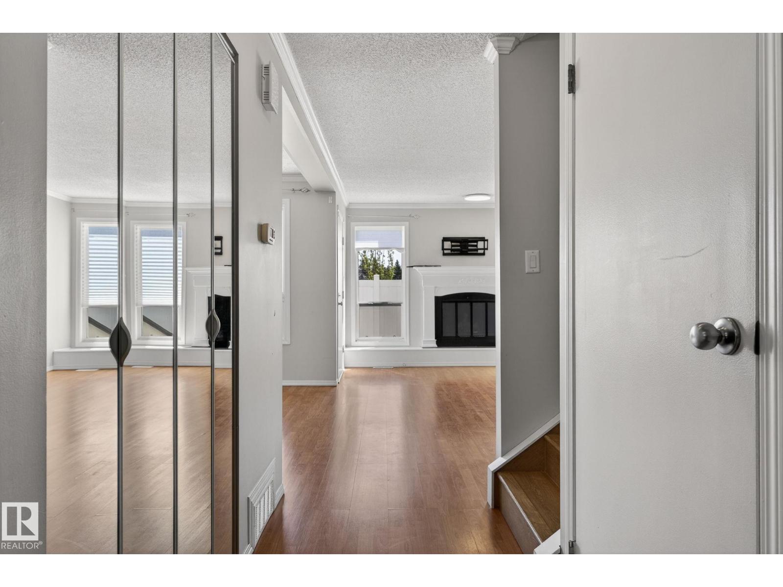 #18 17409 95 ST NW