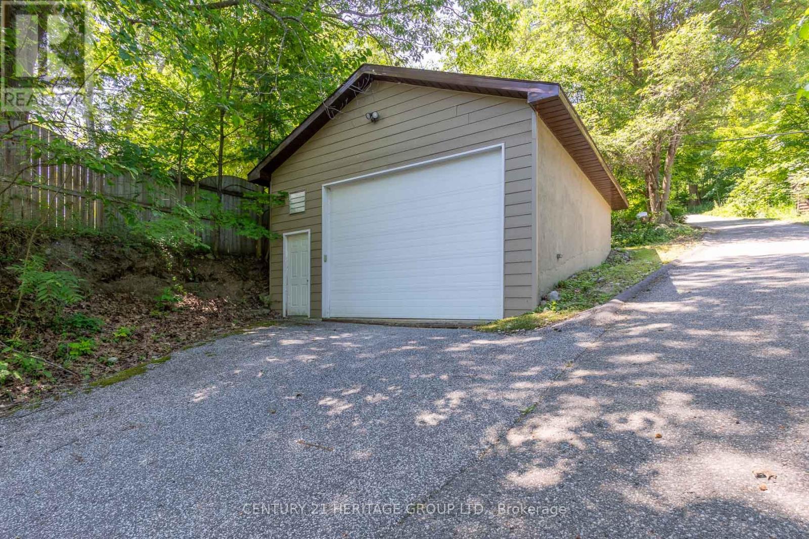 405 CHAMPLAIN ROAD
