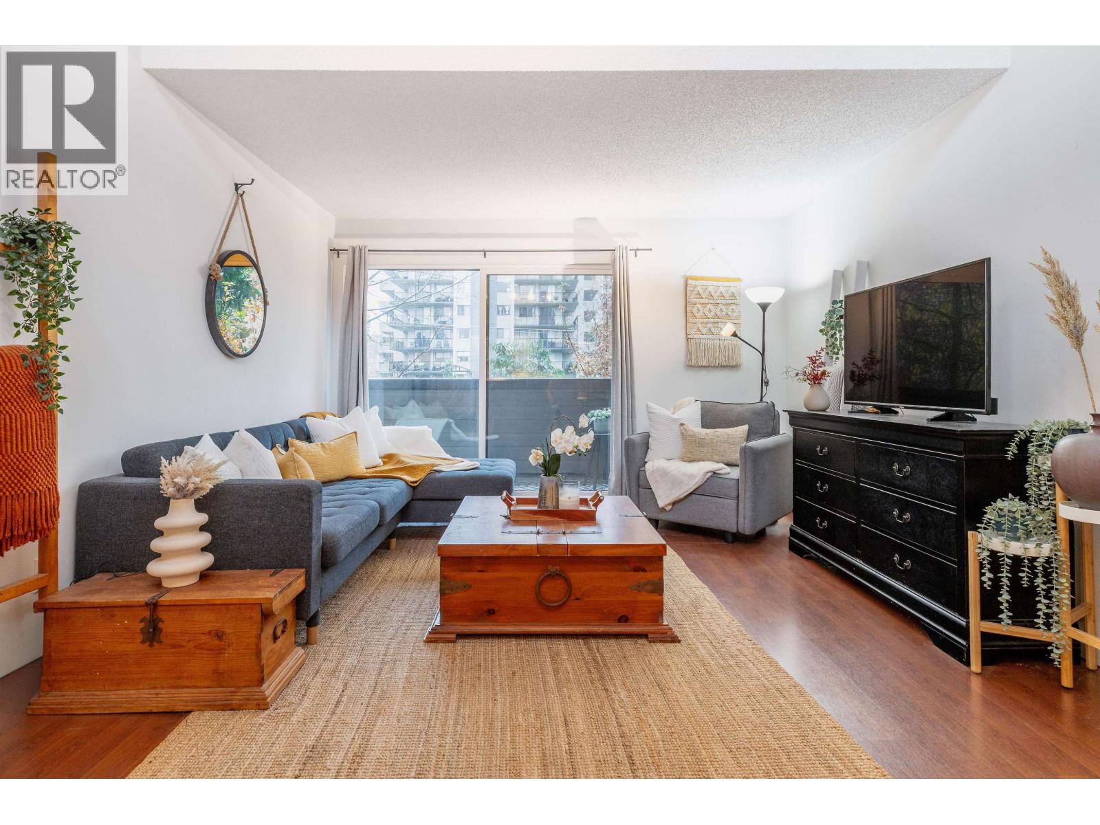 319 206 E 15TH STREET