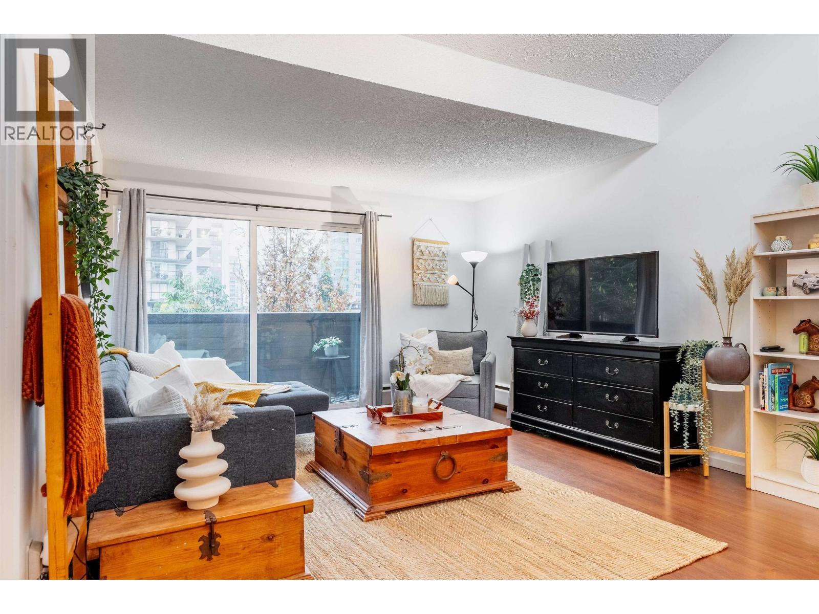 319 206 E 15TH STREET