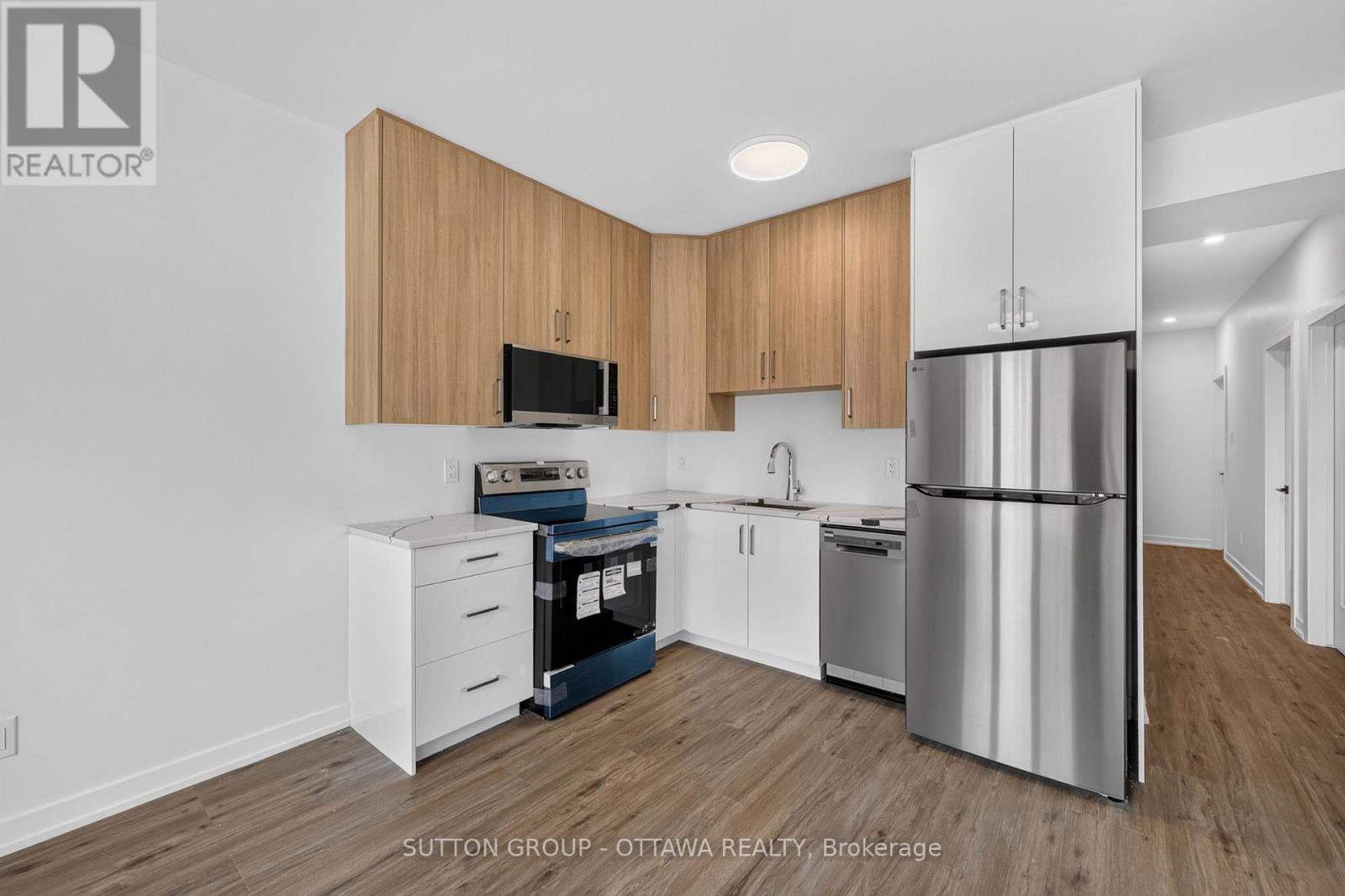 944 WOODROFFE AVENUE