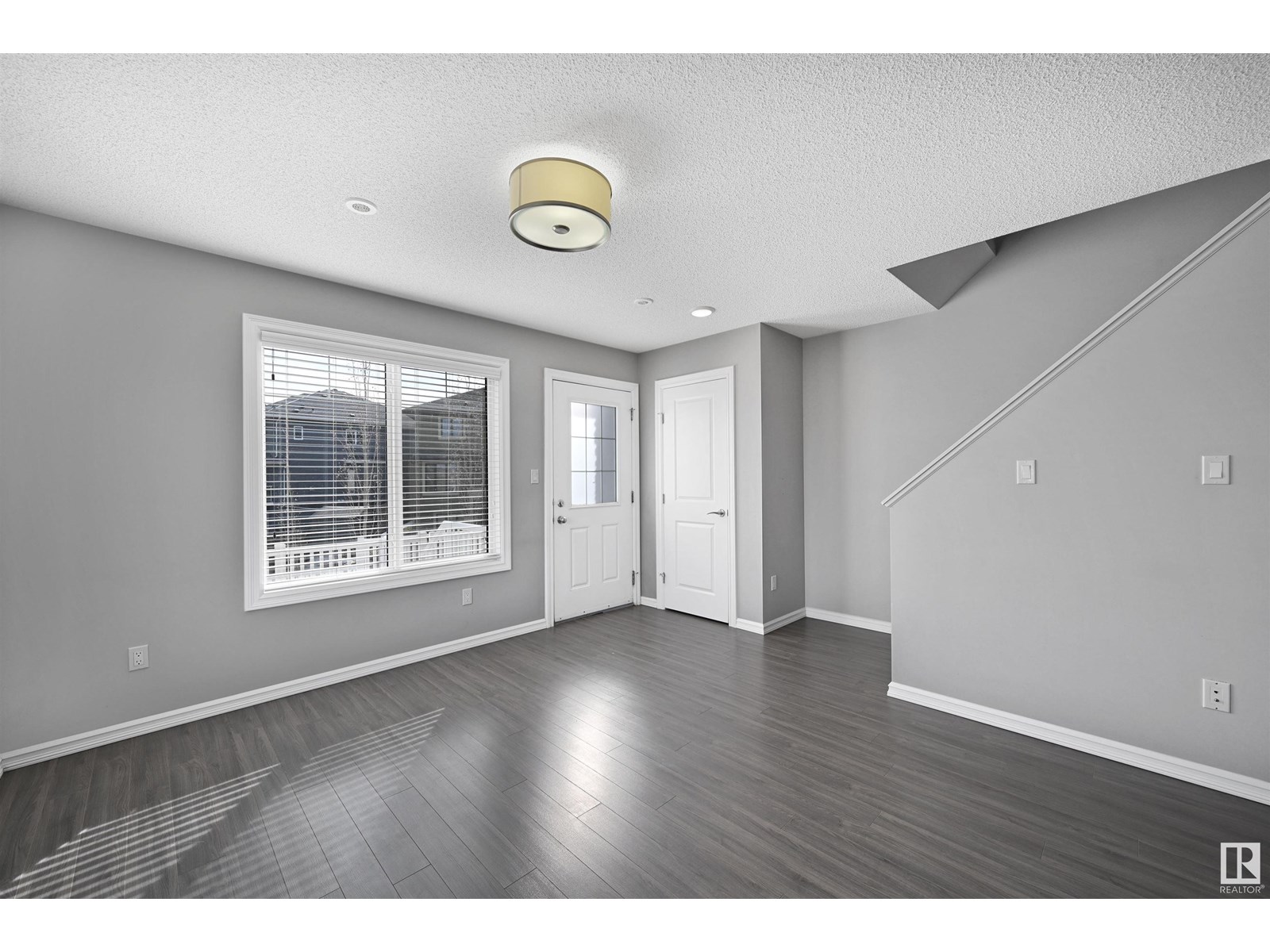 #34 2215 24 ST NW