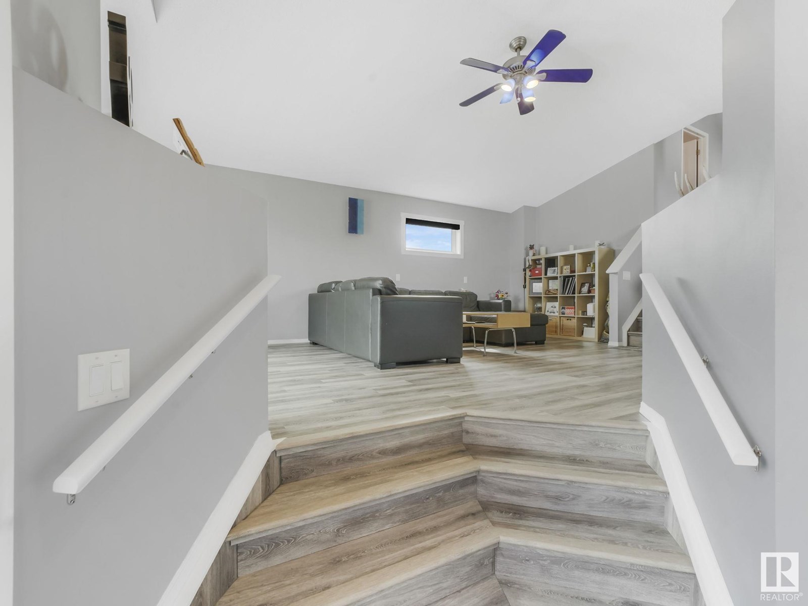 2134 37 AV NW