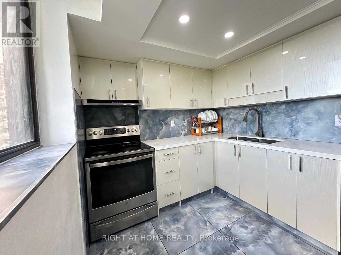 605 - 757 VICTORIA PARK AVENUE