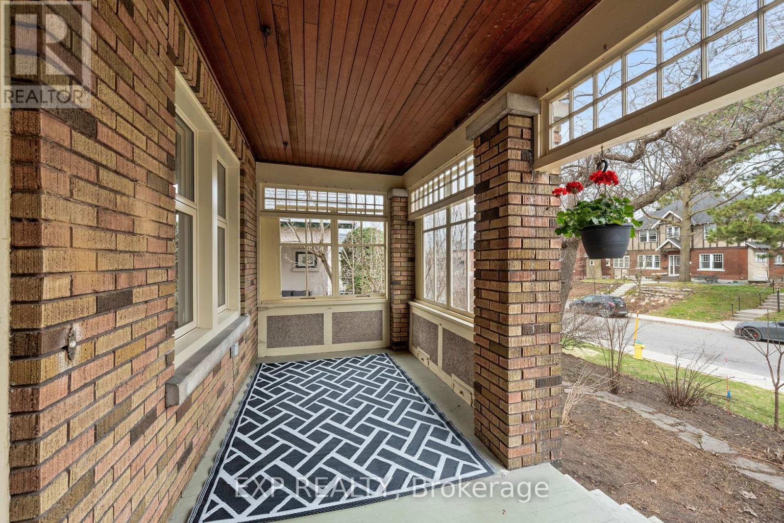 10 LAKESIDE AVENUE