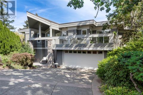 4394 Wildflower Lane Saanich BC V8X5H1
