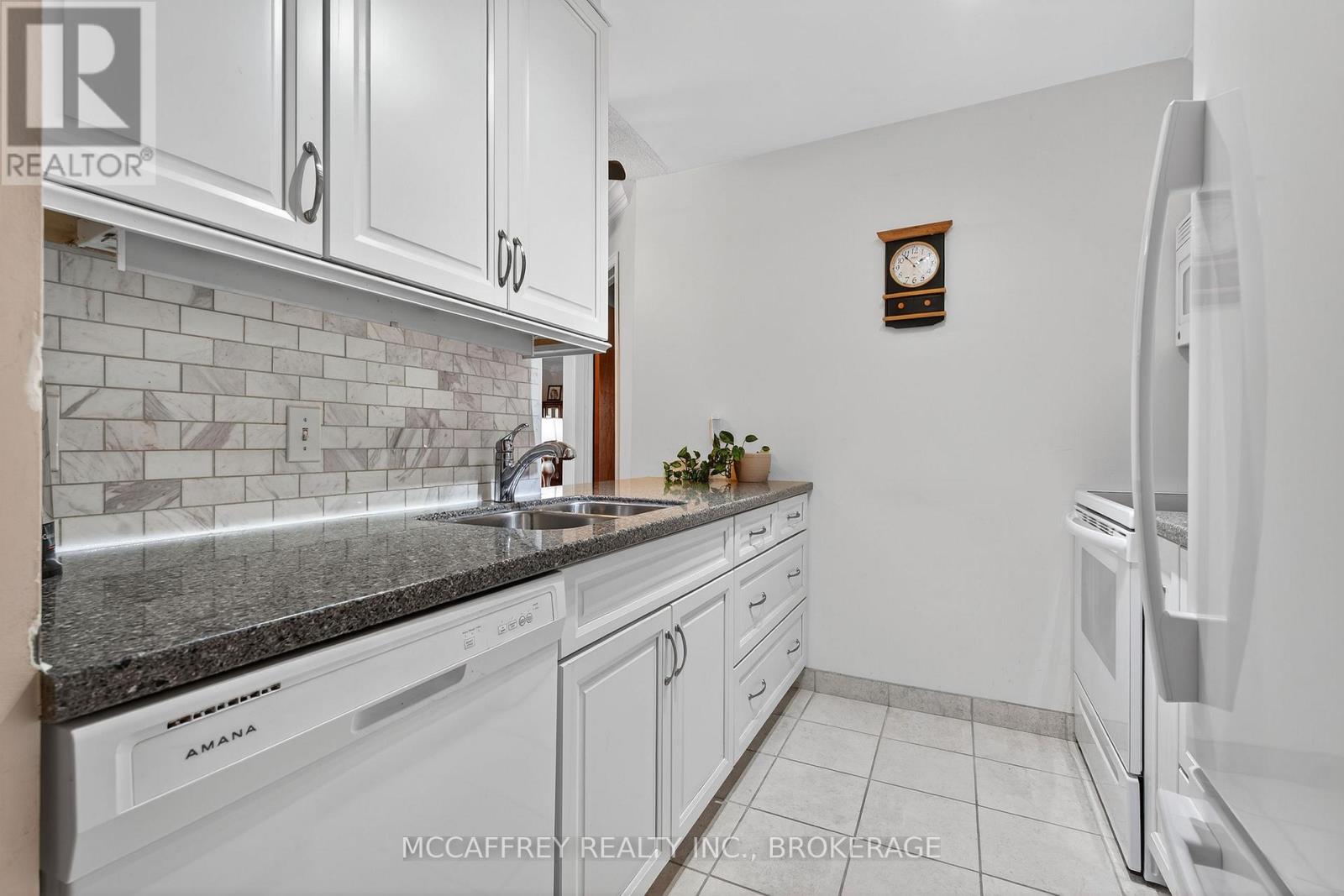 103 - 11 CENTRE STREET S