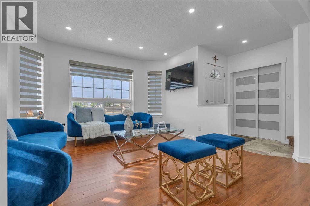 190 Costa Mesa Close NE