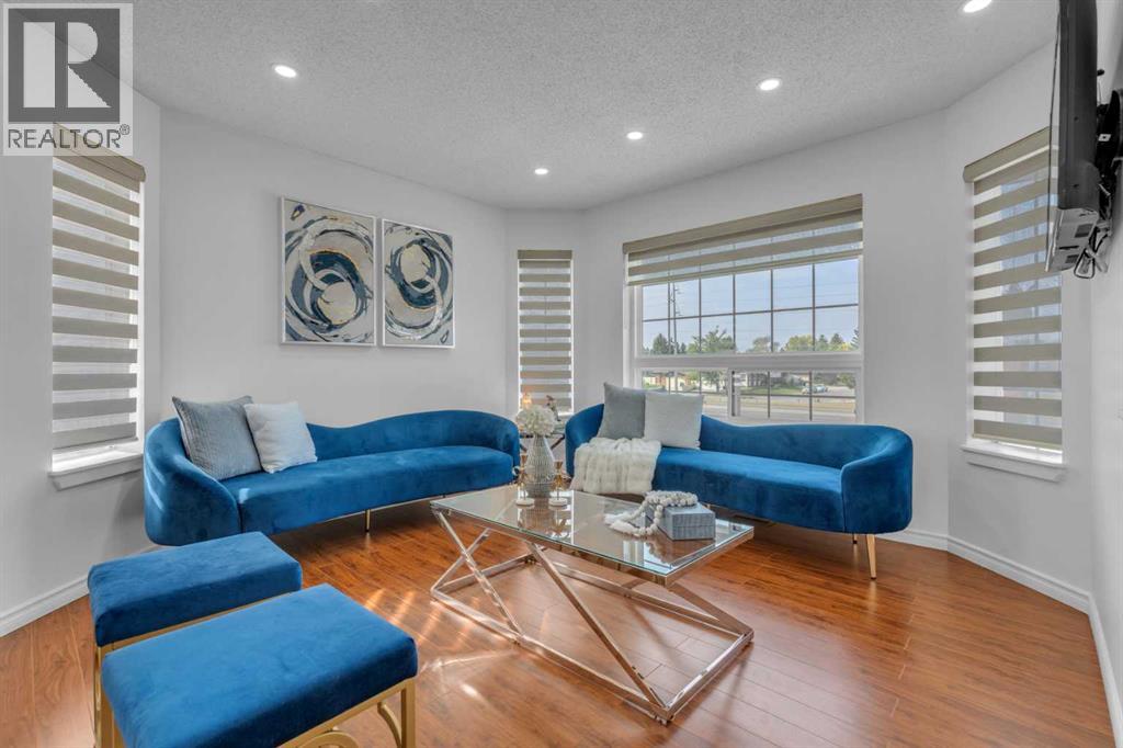 190 Costa Mesa Close NE