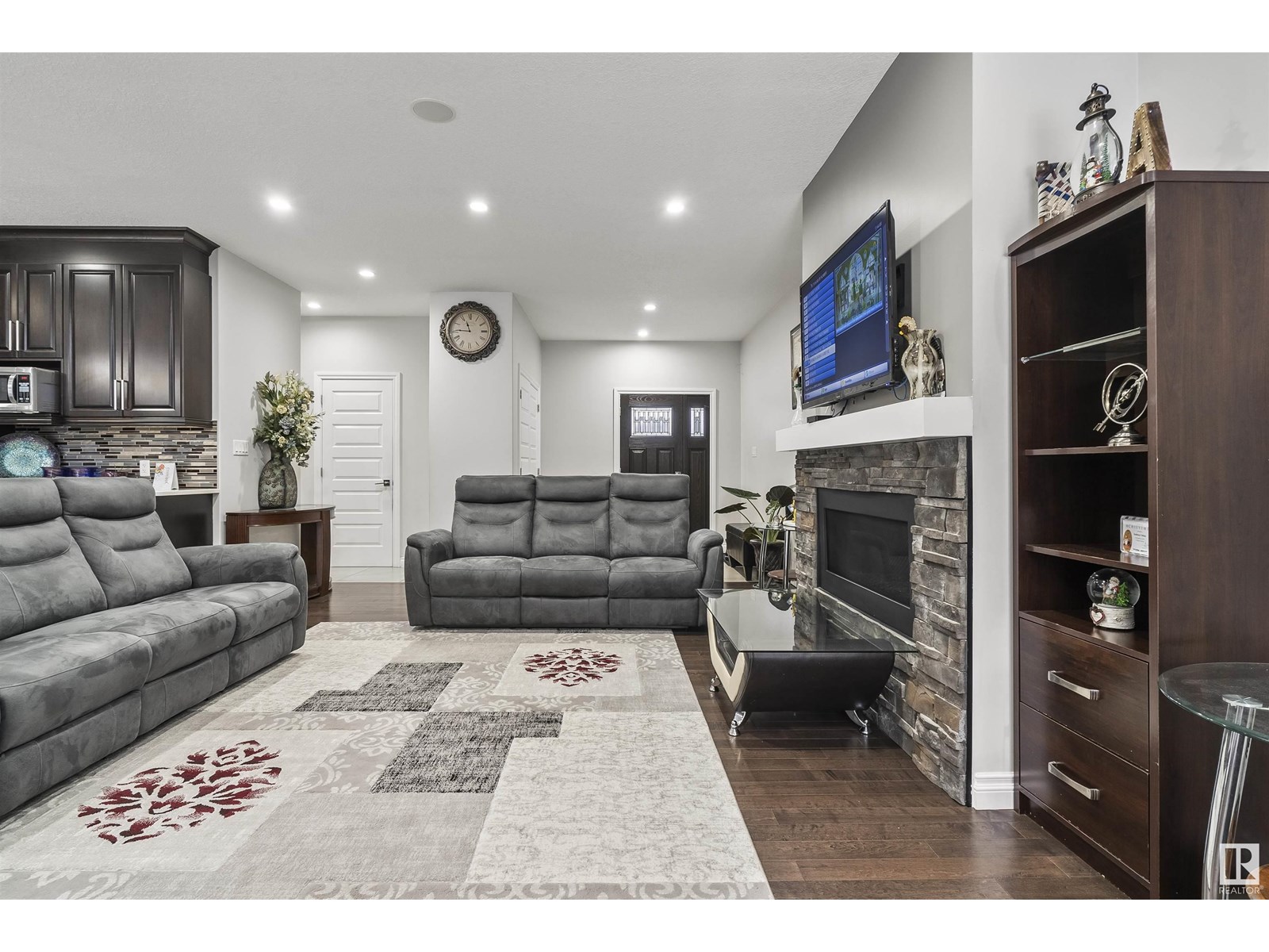 2228 22 ST NW