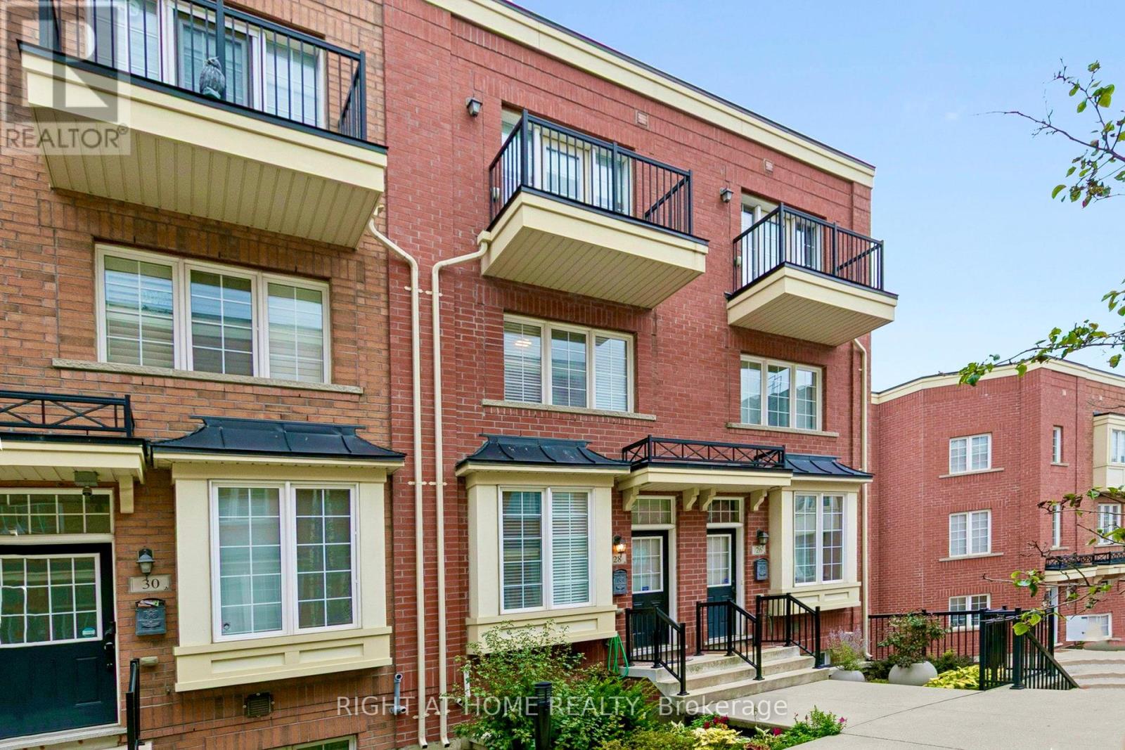 Photo 1 of 27 — 28 RAFFEIX LANE, Toronto (Moss Park), ON M5A0G5