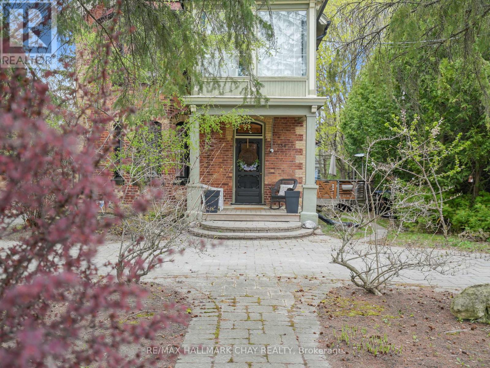 134 VICTORIA STREET E