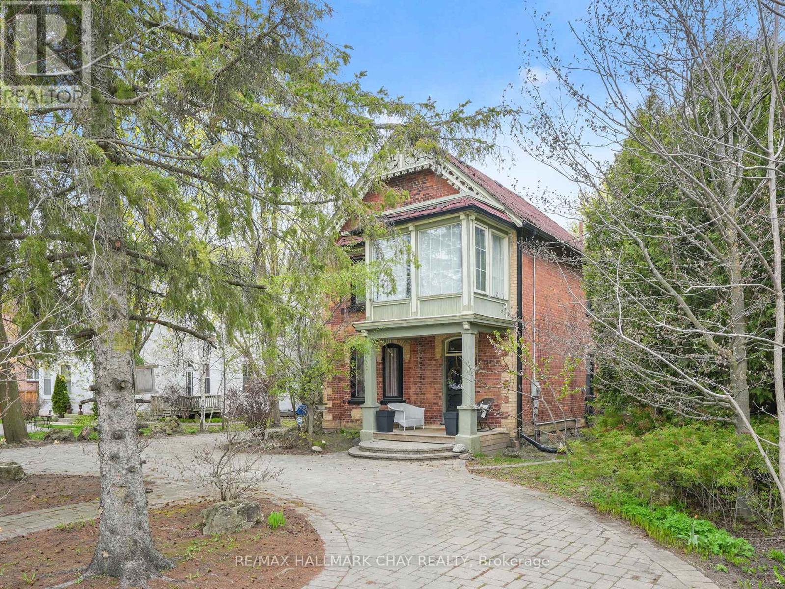 134 VICTORIA STREET E